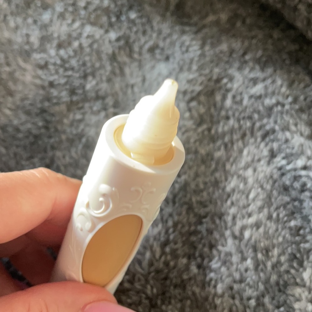KVD 021 Light True Portrait Foundation - Picture 4 of 6